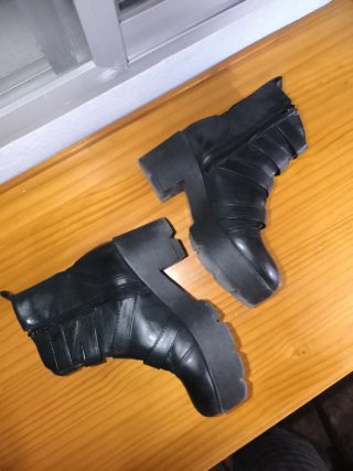 Botines Negros con Hebillas