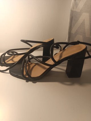 Sandalias de tacón negras con tiras