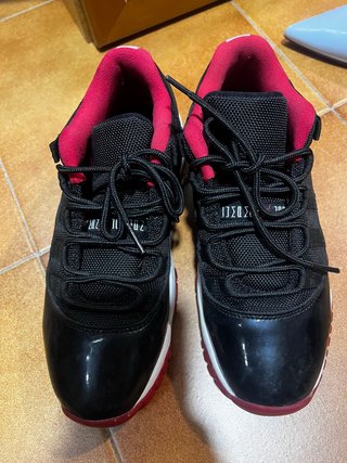 Zapatillas Jordan Negras y Rojas