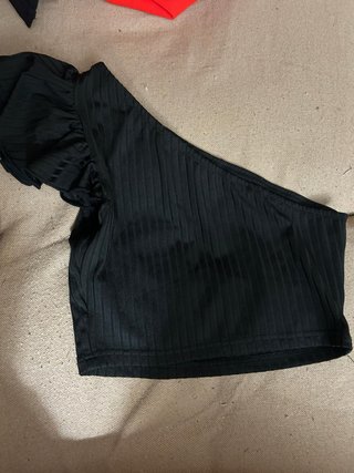 Tops negro y rosa asimétrico con volante
