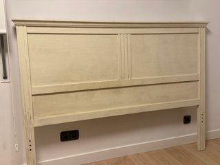 Cabecero de cama de madera beige