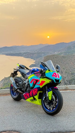 Yamaha R1 2023