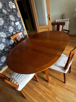 Conjunto de Mesa y Sillas de Comedor