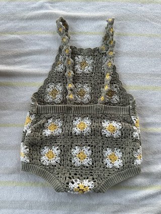 Pelele bebé tejido flores