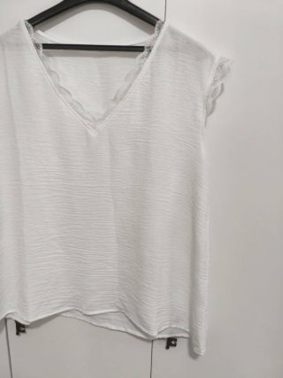 Blusa blanca con detalles de encaje
