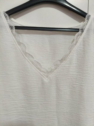 Blusa blanca con detalles de encaje