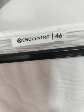 Blusa blanca con detalles de encaje