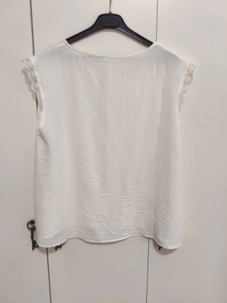 Blusa blanca con detalles de encaje