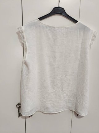 Blusa blanca con detalles de encaje