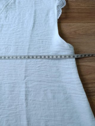 Blusa blanca con detalles de encaje