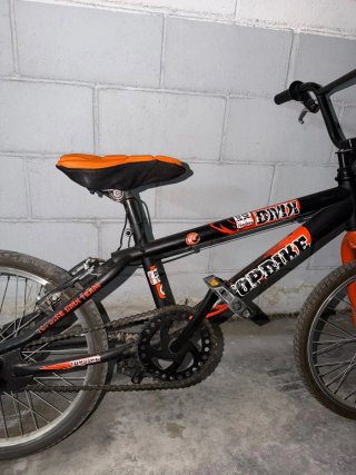 Bicicleta BMX Negra y Naranja