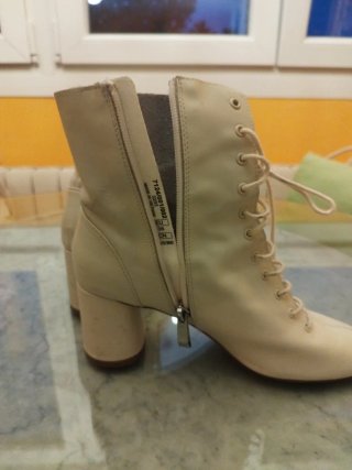 Botines ZARA blanco roto con cordones y cremallera