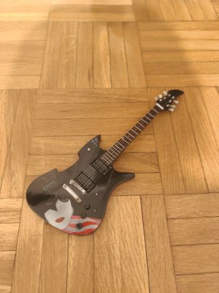 Mini Guitarra Decorativa KISS
