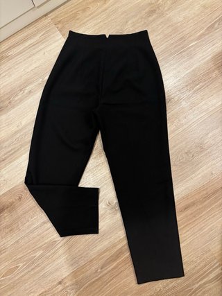 Pantalón de pinzas Zara negro talla M