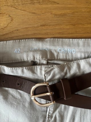 Pantalón Chino Gris Easy Wear con Cinturón