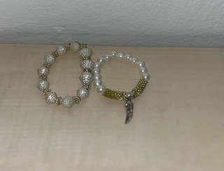 2 Pulseras Blancas con Detalles Dorados