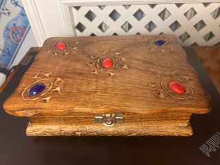 Caja de madera decorada con piedras