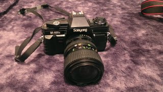Fotocamera reflex Samyang modello DF-400x con design compatto e finitura nera