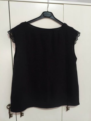 Blusa negra con detalles de encaje