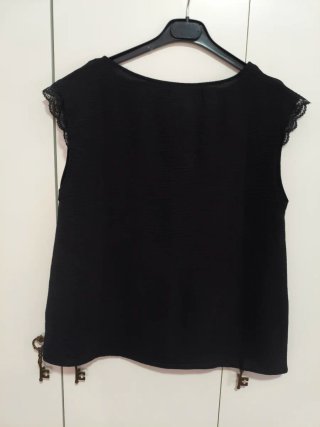 Blusa negra con detalles de encaje