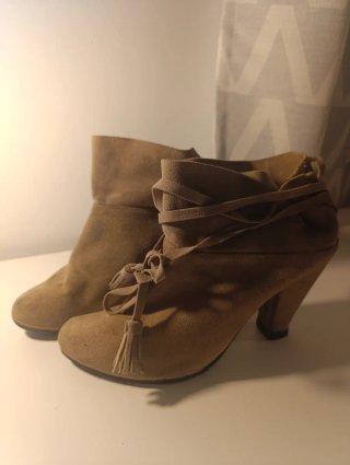 Botines de ante con cordones y flecos
