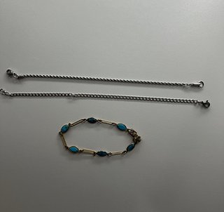 Pulseras plateadas con detalles turquesa