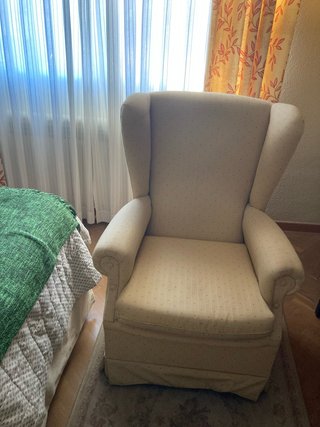 Sillón orejero beige tela