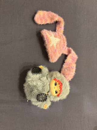 Labubu peluche gris con gorro rosa