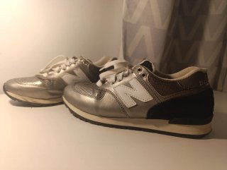 Zapatillas New Balance plateadas y negras