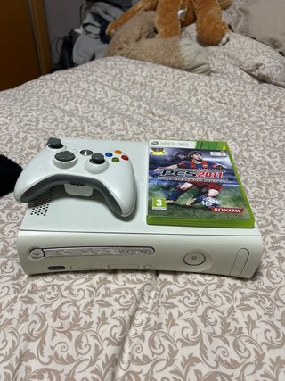 Xbox 360 Blanca con Mando y Juego PES 2011