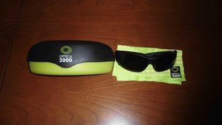 Gafas de sol Optica 2000 negras y verdes