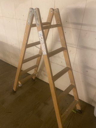 Escalera de madera de tijera