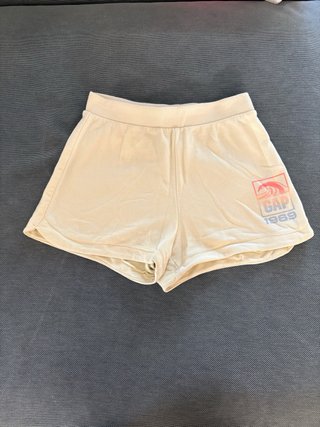 Pantalón corto GAP beige con logo