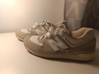 Zapatillas New Balance Beige y Blanco