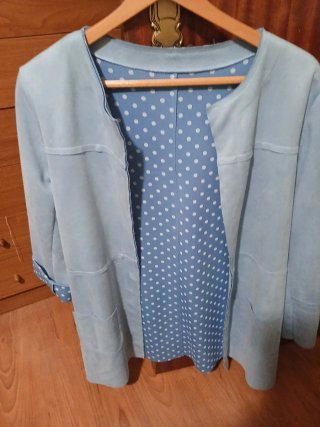 Chaqueta azul con forro de lunares