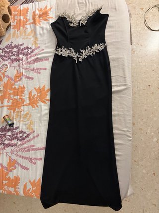 Vestido de fiesta negro con pedrería