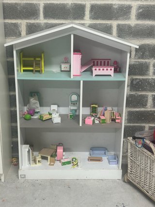 Casa de muñecas de madera, eatanteria