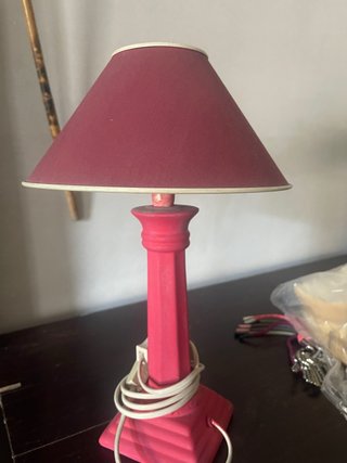 Lamparita de mesa rosa con tulipa