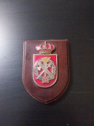 Metopa militar con corona y escudo