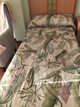 Cabecero, colchón y edredón tropical