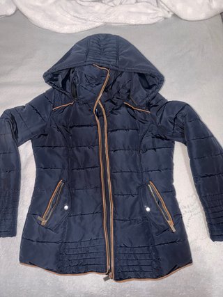 Chaqueta azul con capucha