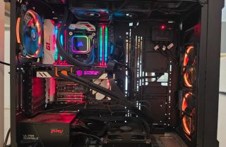 PC de escritorio negro y multicolor