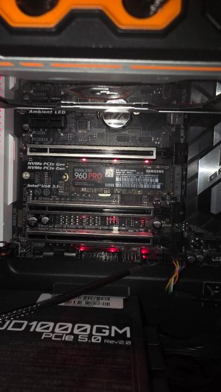 PC de escritorio negro y multicolor