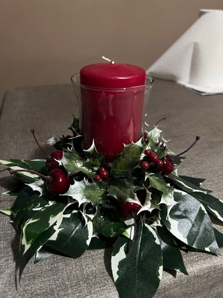 Centro de mesa navideño con vela