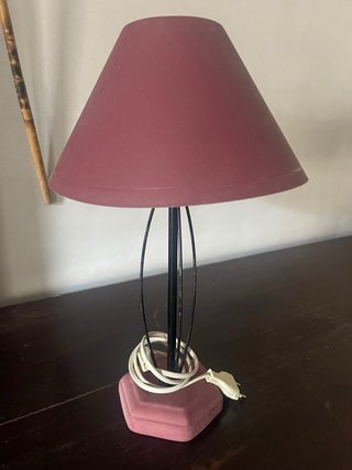 Lamparita de mesa roja, vino