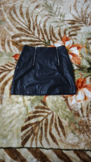 Mini falda corta de cuero negro de niña
