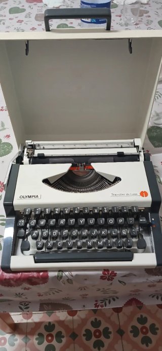 Máquina de escribir Olympia Traveller de Luxe