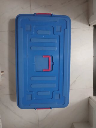 Caja de plástico bajo cama con ruedas