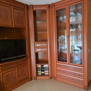 Mueble de comedor de madera y cristal