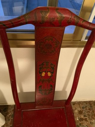 Silla china lacada roja con decoración pintada